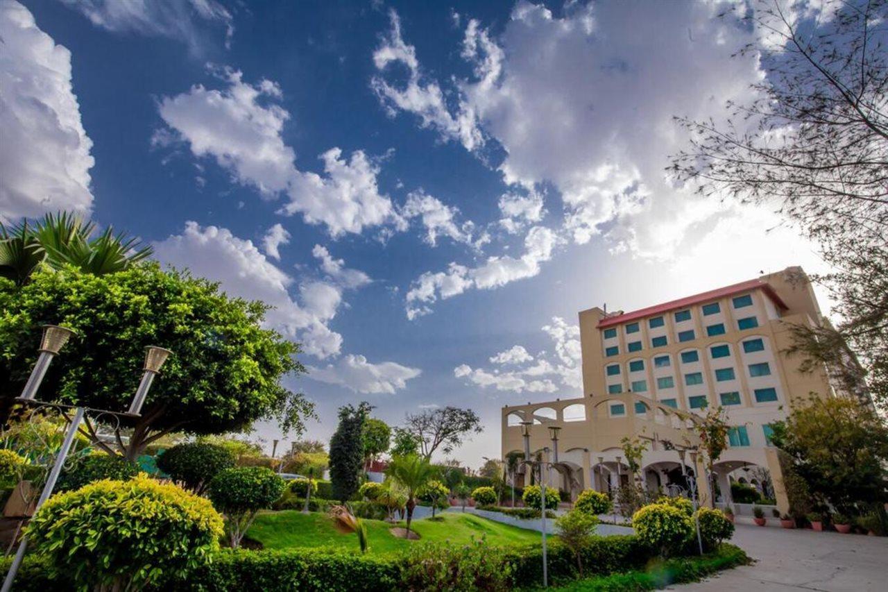 Ramada By Wyndham Jaipur Jaisinghpura Hotel Buitenkant foto