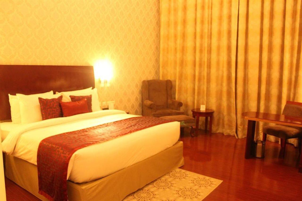 Ramada By Wyndham Jaipur Jaisinghpura Hotel Buitenkant foto