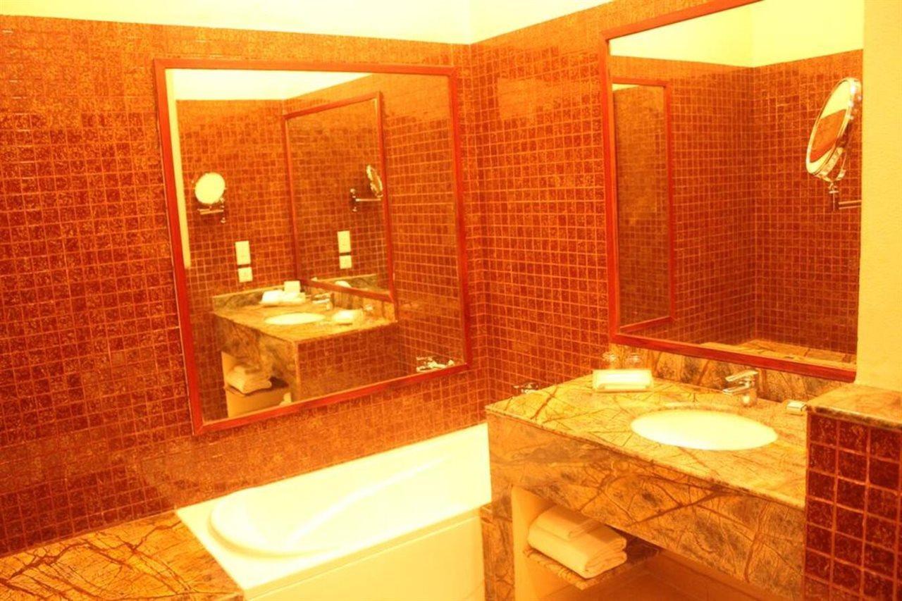 Ramada By Wyndham Jaipur Jaisinghpura Hotel Buitenkant foto
