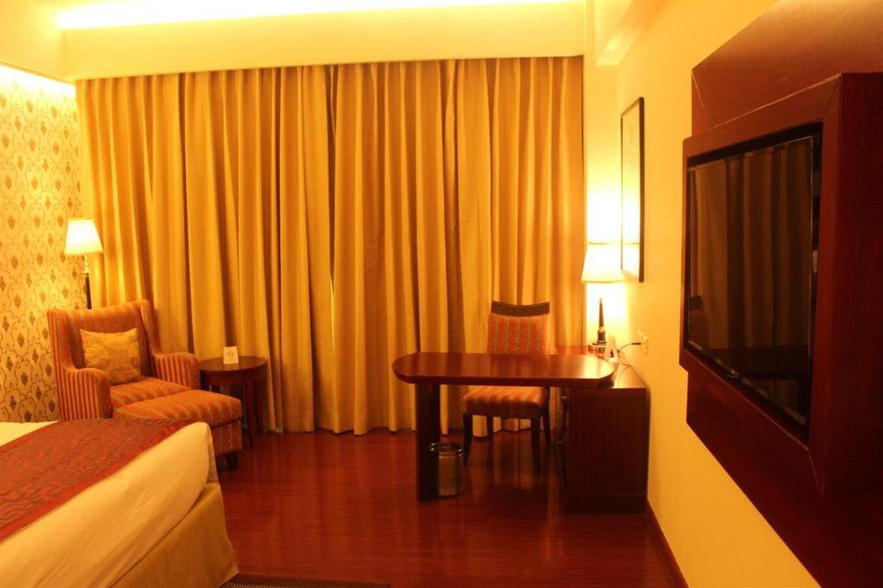Ramada By Wyndham Jaipur Jaisinghpura Hotel Buitenkant foto