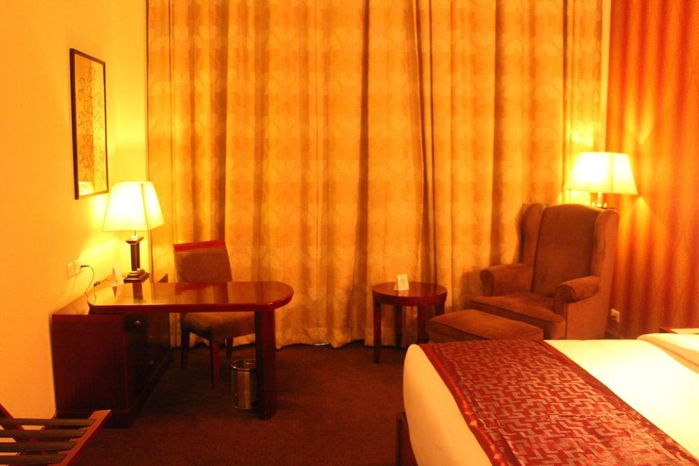 Ramada By Wyndham Jaipur Jaisinghpura Hotel Buitenkant foto
