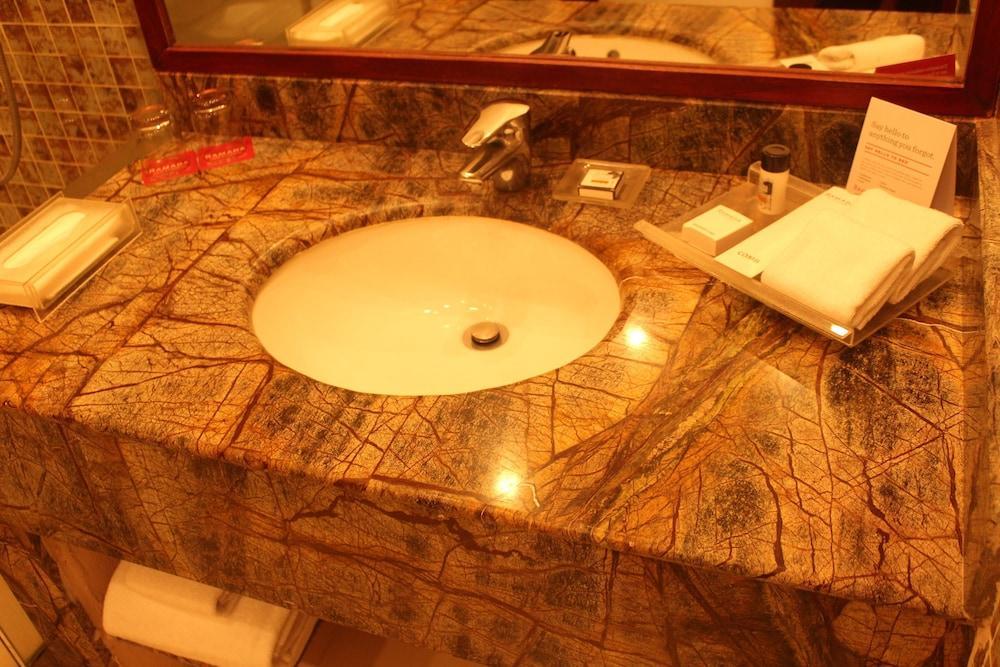 Ramada By Wyndham Jaipur Jaisinghpura Hotel Buitenkant foto