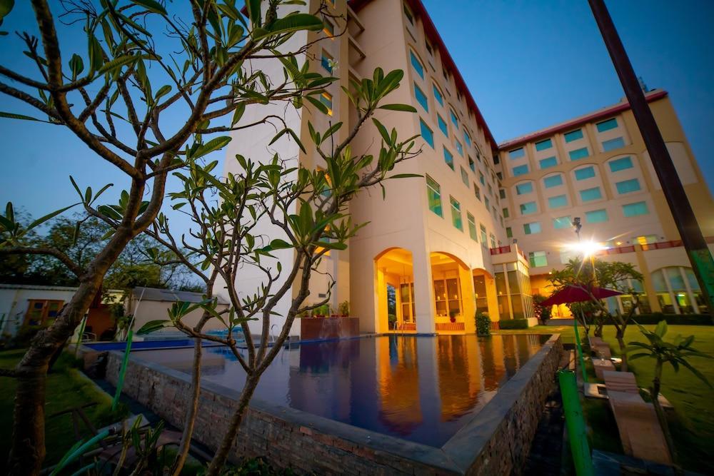 Ramada By Wyndham Jaipur Jaisinghpura Hotel Buitenkant foto