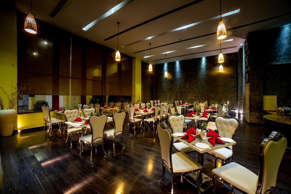 Ramada By Wyndham Jaipur Jaisinghpura Hotel Buitenkant foto