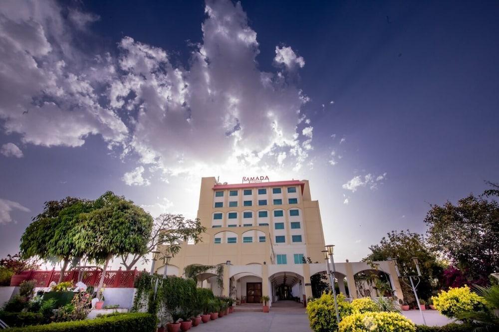 Ramada By Wyndham Jaipur Jaisinghpura Hotel Buitenkant foto