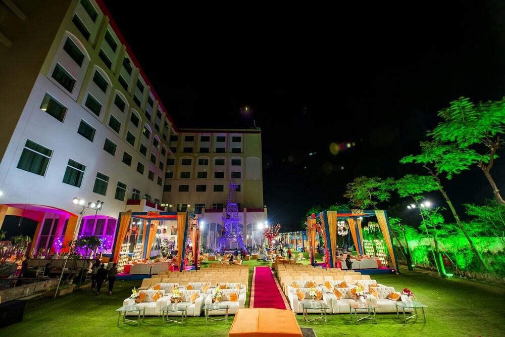 Ramada By Wyndham Jaipur Jaisinghpura Hotel Buitenkant foto
