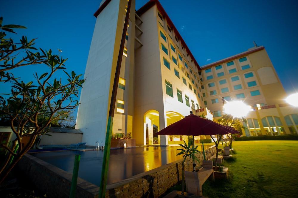 Ramada By Wyndham Jaipur Jaisinghpura Hotel Buitenkant foto