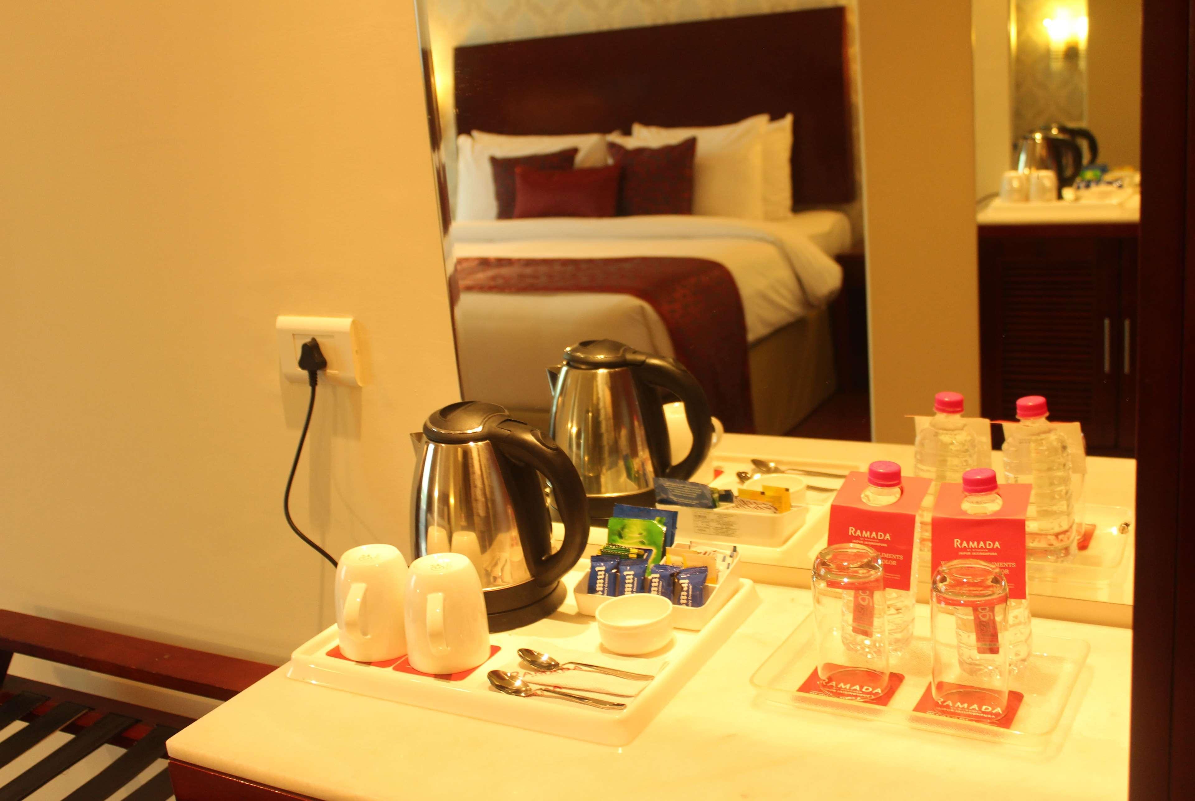 Ramada By Wyndham Jaipur Jaisinghpura Hotel Buitenkant foto