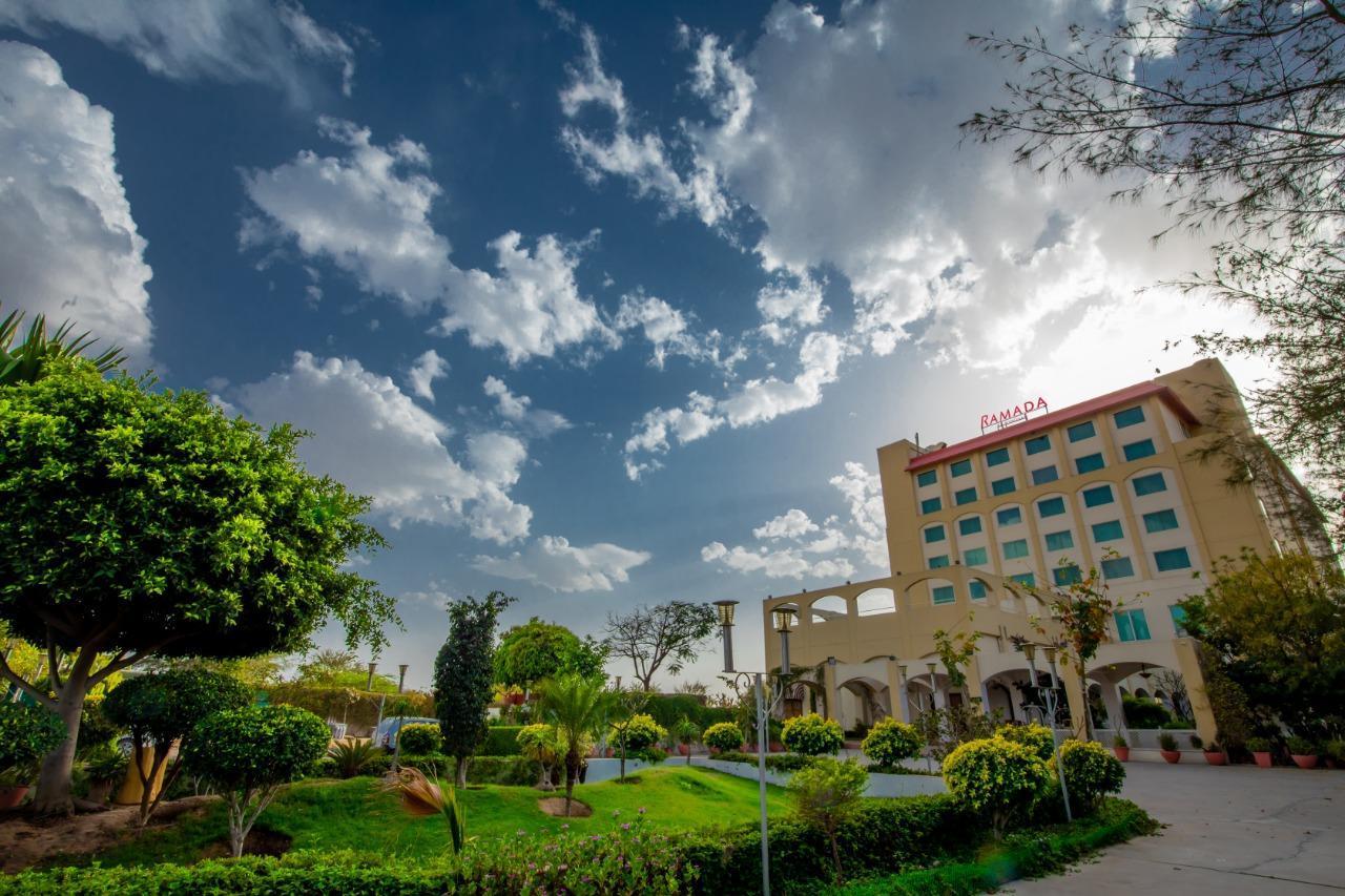 Ramada By Wyndham Jaipur Jaisinghpura Hotel Buitenkant foto