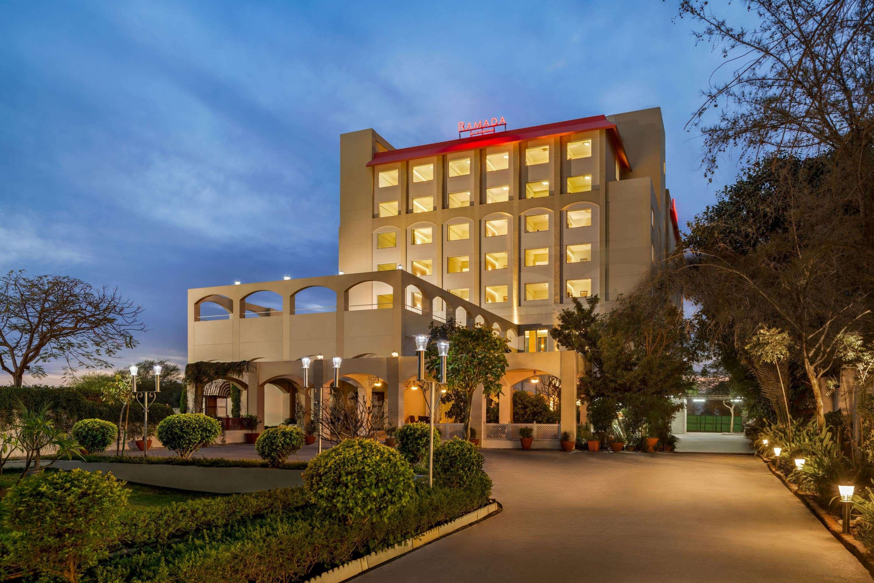 Ramada By Wyndham Jaipur Jaisinghpura Hotel Buitenkant foto