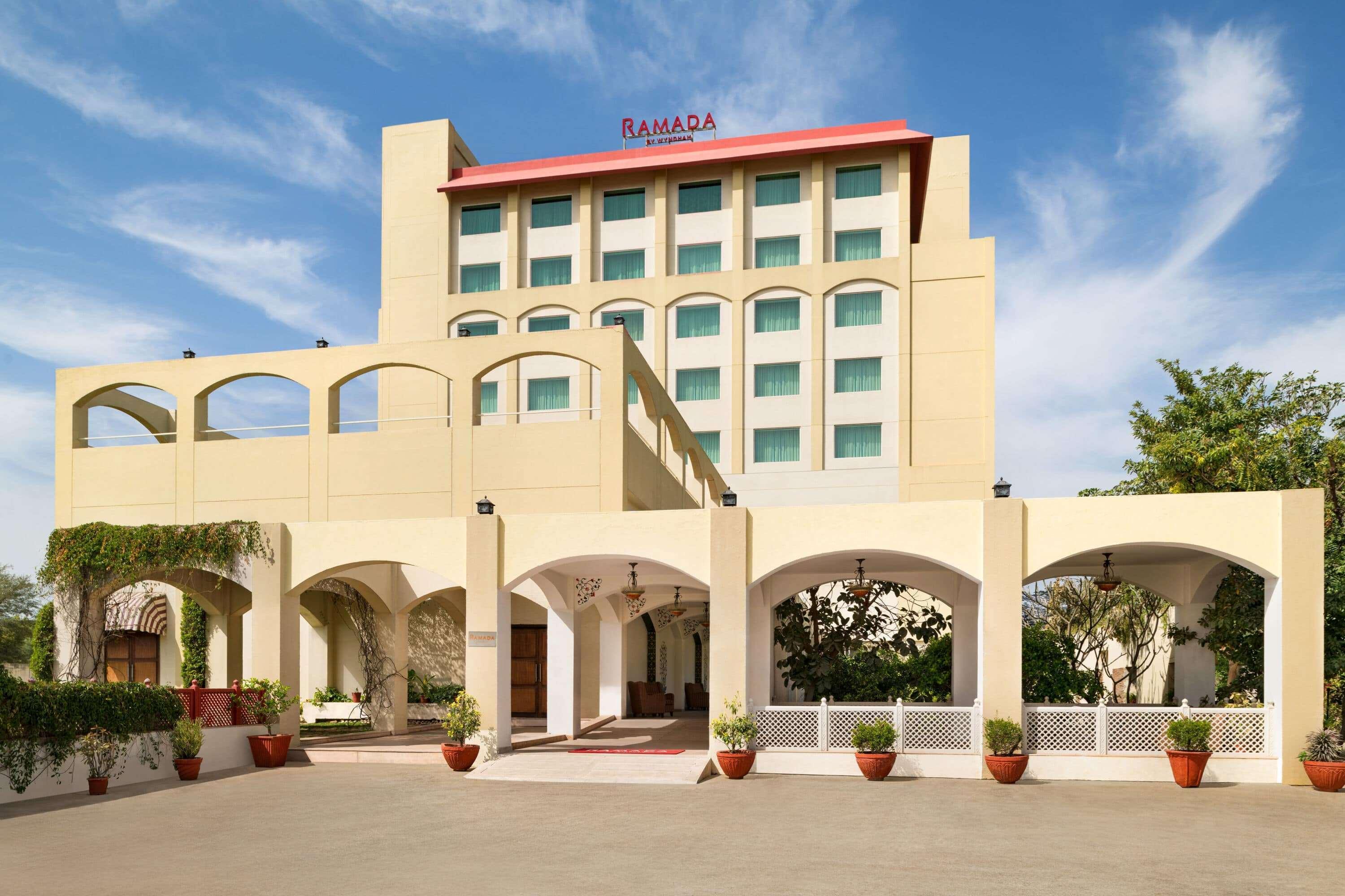 Ramada By Wyndham Jaipur Jaisinghpura Hotel Buitenkant foto