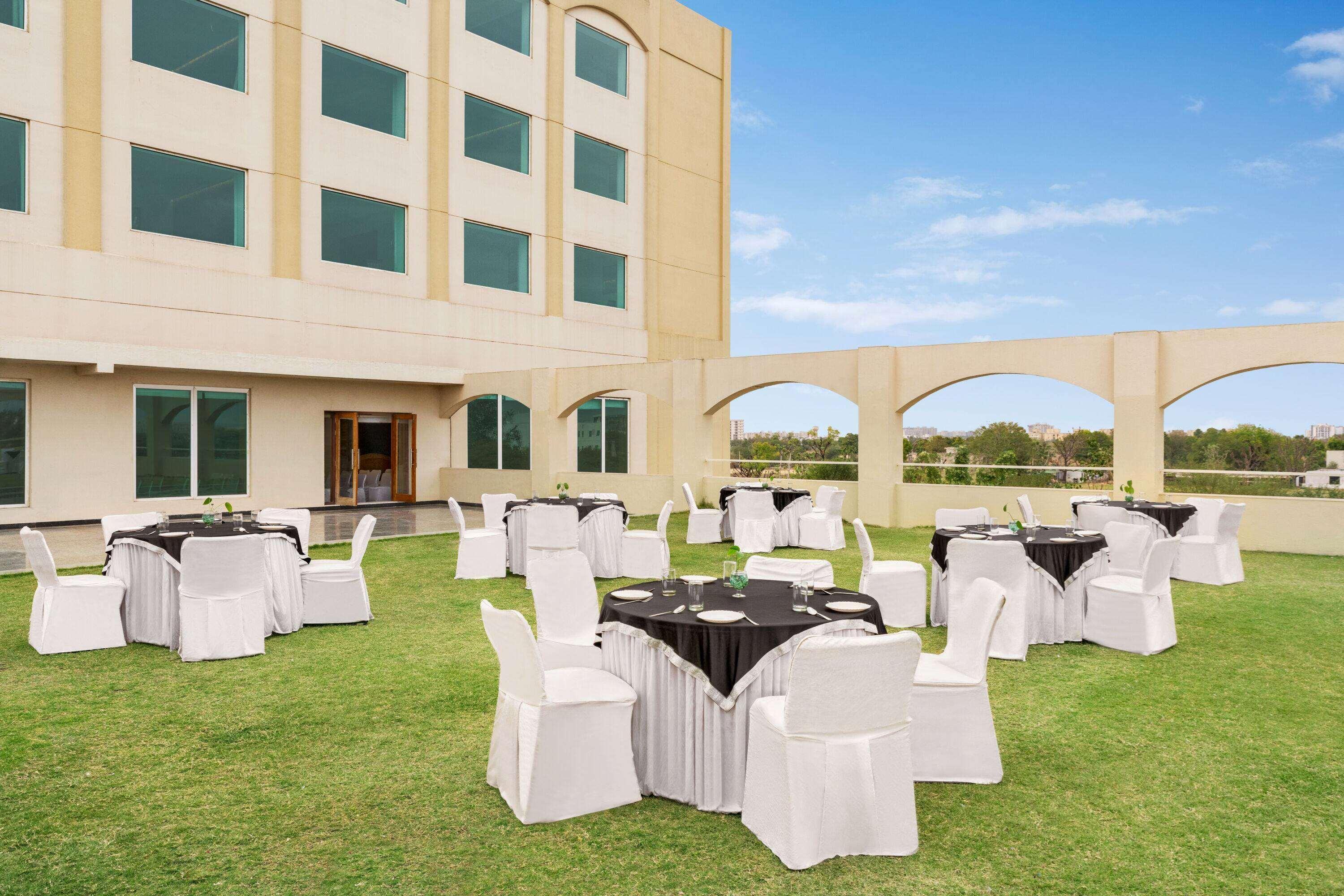 Ramada By Wyndham Jaipur Jaisinghpura Hotel Buitenkant foto